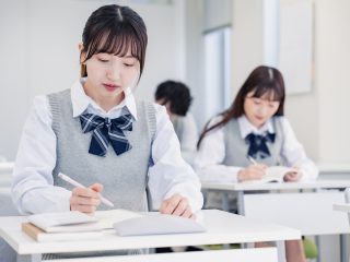 世帯年収「600万円」でも、子どもを私立高校に通わせることは可能？「高校無償化」を利用しても自己負担はあるの？