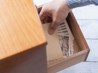 親の自宅から「現金100万円」を発見！ タンス預金に税金はかかる？ トラブルのもとになる場合もあるって本当？