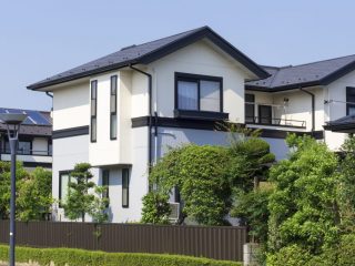 義両親が「敷地内同居なら家を建ててあげる」と言っています。やはり金銭的なメリットは大きいでしょうか？