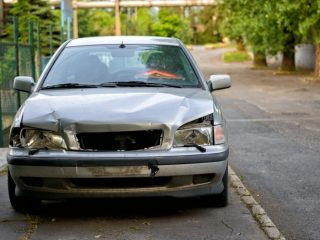 事故に遭い車が「廃車」に！ 父に新車代を出してもらったけど、税金はかかる？