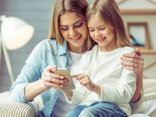 子どものスマホデビュー、いつにする？ トラブルに巻き込まれたことはある？