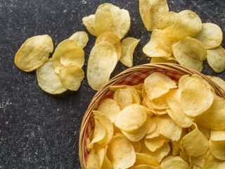 ポテトチップスに課税する国が存在する!?世界と日本のユニークな税金・罰金