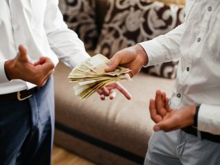 SNS上でお金の貸し借りができる「個人間融資」は危険なの？安全にお金を借りる方法を解説