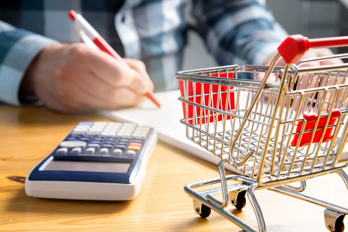 スーパーやコンビニに月平均でいくら費やしている？「無駄な出費」を抑えるには？