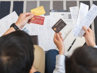 旅行先でクレジットカードを使い過ぎました。一括返済より「リボ払い」に変更したほうがいい？