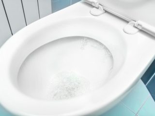 トイレットペーパーを「小」で流すと詰まるって本当？ レバーの「大」「小」の使い分けや水道代について解説