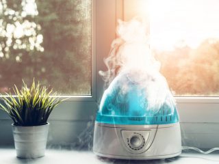 エアコンで乾燥するので、夏でも「加湿器」をつけるべきか悩んでいます。電気代はどれだけかかるでしょうか…？