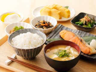 物価高の中、「値下がり」しはじめた食材があるって本当？家計の負担を緩和できる料理って？