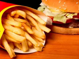 子どもが偏食で「マクドナルド」ばかり食べたがります。やはり栄養バランスはよくないですか？ 食べてくれるだけ良いと思うべきでしょうか…？