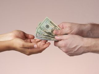 祖父がタンス預金から「200万円」くれました。贈与税はかかりませんか？ そのままもらって大丈夫なのでしょうか？