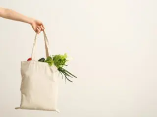 スーパーの「ビニール袋」、毎回買うといくらの出費に？エコバッグでいくら節約できる？