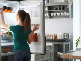 冷蔵庫内の温度設定は「強」にすべき？ 電気代に影響はあるの？