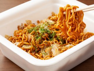 職場で「カップ焼きそば」を食べるのって迷惑ですか？ 安くて節約になるのですが、先日注意されました…