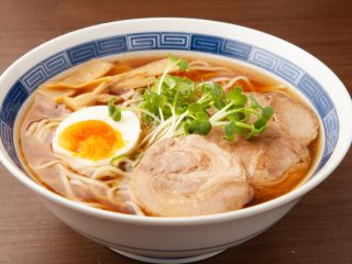 ラーメンは「カップ麺」「袋麺」「お店のラーメン」でどれだけ金額が違う？ 1年間の費用をシミュレーションしてみた！