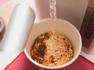 彼氏が潔癖でカップ麺に「ミネラルウォーター」を使います。将来を考えるとお金がかかりそうで不安なのですが、金銭的にどれだけ「損」なのでしょうか…？