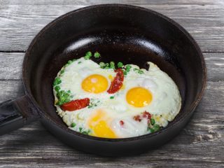 夏の直射日光で「目玉焼き」が焼けた！ 食べても大丈夫？ ガス・電気代の節約になるの？