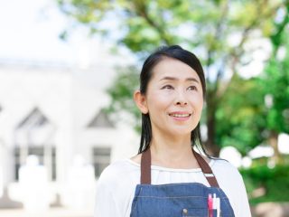 50代からパートで「月10万円」稼いだら、将来の年金はいくら増える？「納める保険料」と「もらえる年金額」も比較！