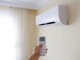エアコンを使いながら節電するなら「1度上げる」「弱にする」どちらがお得？