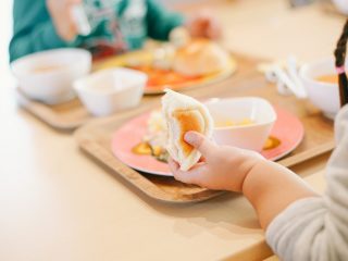 給食費が無償化されている地域の話を聞きました。給食費は平均でどのくらいなのでしょうか？