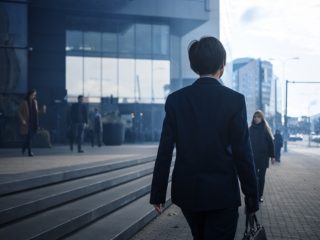 新卒3年目、年収「250万円」の派遣社員です。「契約社員にならないか」と誘われたのですが、受けるべきでしょうか？