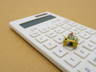 31歳で「年収320万円」って少ないですか？ 一応都内で一人暮らしできていますが、リスクなどはあるのでしょうか？