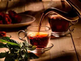 紅茶は「茶葉」と「ティーバッグ」どちらを選ぶべき？ 値段的にはどっちがお得？
