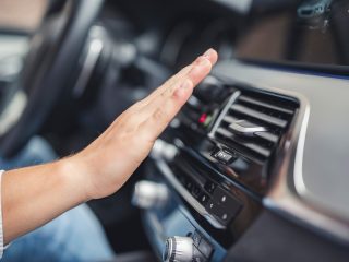 車内を25℃に設定したいけど、「燃費」が悪くなっちゃう？理想の設定温度や燃費悪化を防ぐ方法は？