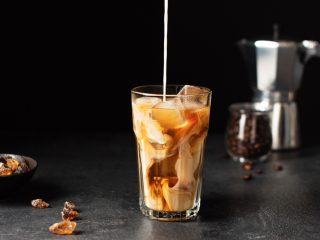 カフェでコーヒーの「氷抜き」を頼んだらかなり少なかったです…これって「損」じゃないんですか？