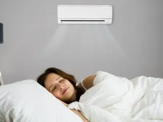 エアコンは「寝ている間」も消さないほうがいい？ 電気代はどのくらいかかる？