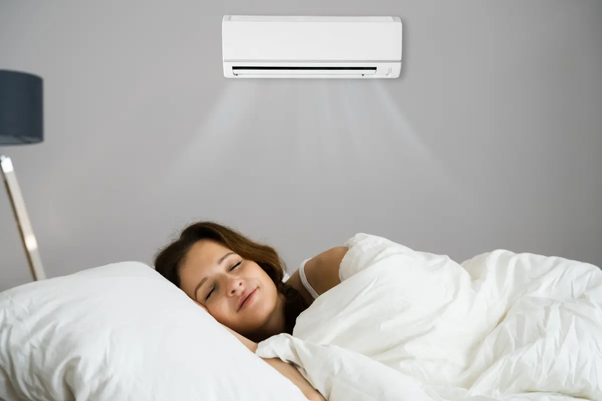 エアコンは「寝ている間」も消さないほうがいい？ 電気代はどのくらいかかる？