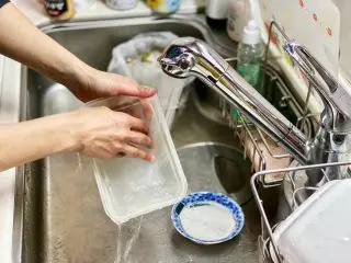 食器洗いに「お湯」ってガス代がもったいないですか？ 水だけと比べて「ガス・水道代」はどのくらいかかるでしょうか？