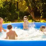「家庭用プール」で残りの夏も乗り切れそう！でも水道代が怖い…市民プールを利用した方がお得？