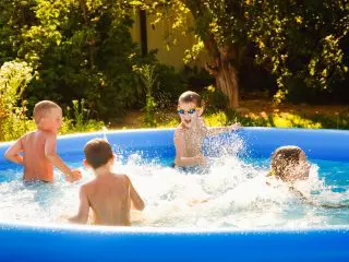 「家庭用プール」で残りの夏も乗り切れそう！でも水道代が怖い…市民プールを利用した方がお得？