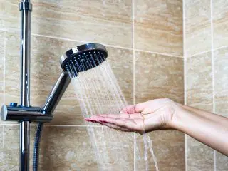 夏はシャワーでサッと済ませたい！毎日「シャワー」を使うと水道代はいくらかかる？