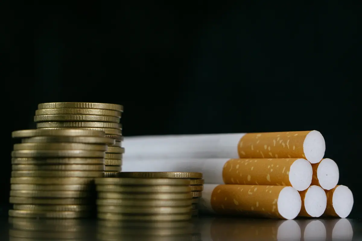 値上がりしてもやめられないタバコ…愛煙家は1年でいくら納税してる？