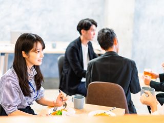 会社でのランチ代が「月1万円」くらいかかりますが、これって多いですか？ どうすれば節約できるでしょうか？