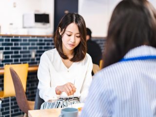 手取り「18万」の社会人2年目ですが、新卒とランチにいくなら奢るべきですか？ あまりお金に余裕がないです…