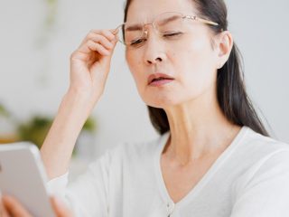 「老眼」は治せる？改善方法と治療にかかる費用をご紹介