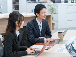 新卒ですが、昼休憩の終了「5分前」には着席すべきですか？ 時間ぴったりに戻ると先輩に指摘されました…