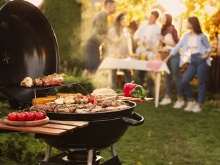 会社が休日に「BBQ大会」を開催！「業務外だから」と拒否したら人事評価は悪くなる？ それって不当じゃないの？