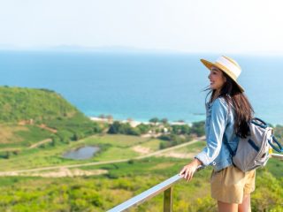 彼女との月一旅行の出費が正直、厳しいです。上手に旅費・宿泊費を下げる方法はありますか？