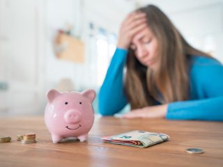 年金をずっと滞納していますが、貯金が「8万円」で払えません…このまま差し押さえられてしまうのでしょうか？