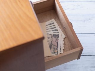 祖母が「500万円」のタンス預金をしていると発覚！ 税金対策としては有効？「トラブル」になるケースもあるの？