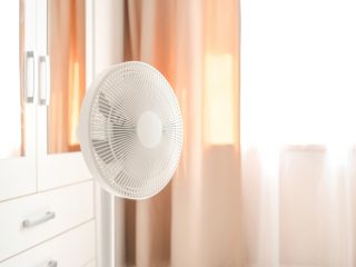 涼しい日は扇風機で節約したい！でも「エアコン」と「扇風機」の電気代ってどれくらい違うの？