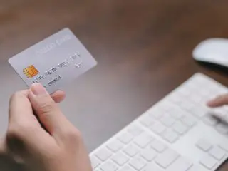 デビットカードはクレジットカードと何が違う？ 上手に使い分けるには？