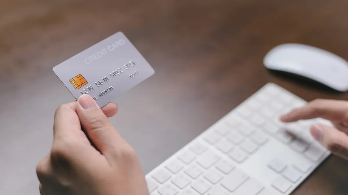 デビットカードはクレジットカードと何が違う？ 上手に使い分けるには？