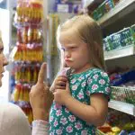 スーパーに行くと、子どもがすぐに「あれ買って！」と言ってきます。どうすれば注意をそらせますか？