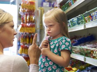 スーパーに行くと、子どもがすぐに「あれ買って！」と言ってきます。どうすれば注意をそらせますか？