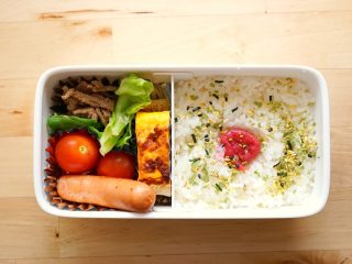 夏は「お弁当」が傷みそうで持っていけない…！毎日「コンビニ弁当」だと、月にいくらかかる？