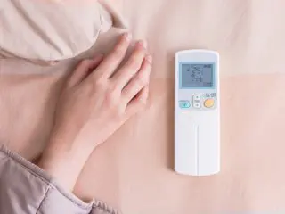 寝てる間、エアコンは「タイマー切」にすべき？ 熱中症のリスクがあるって本当？